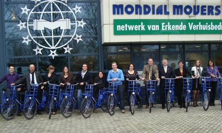 medewerkers mondial movers maken proefrit op omafiets verhuisfiets